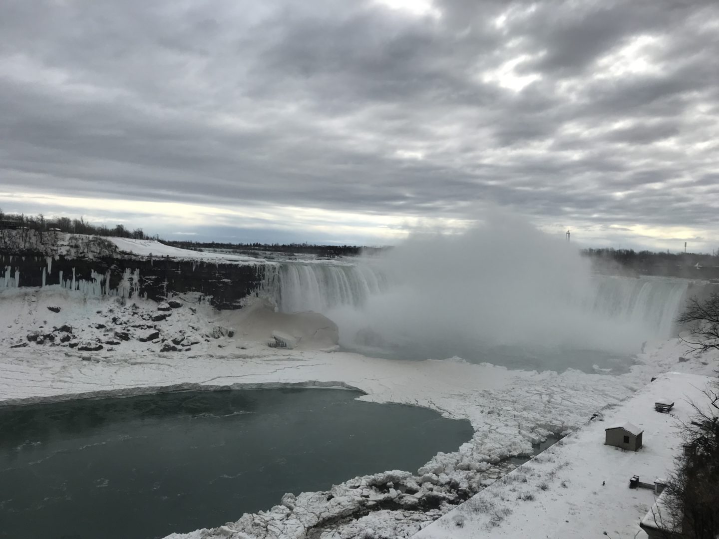 horseshoe falls frozen