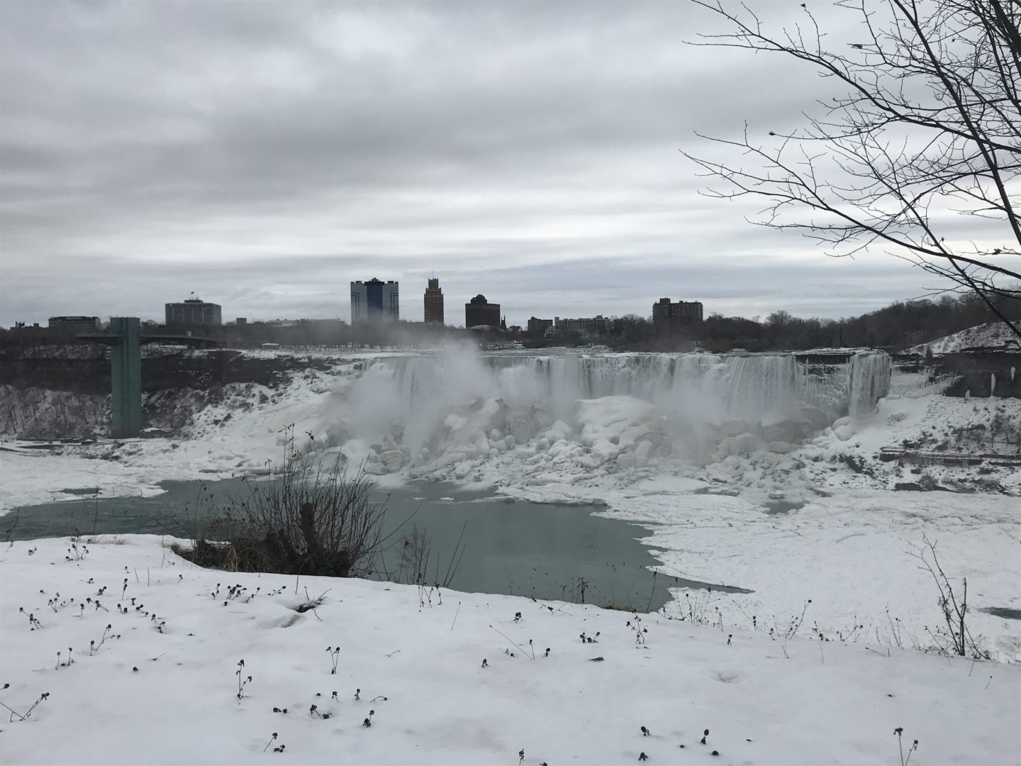 niagara falls frozen in winter