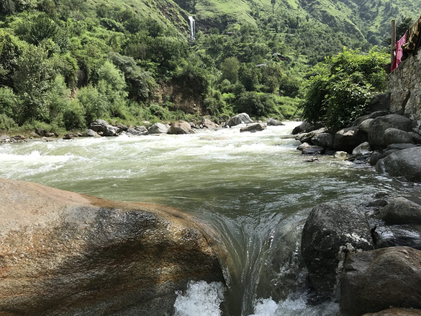 tirthan river
